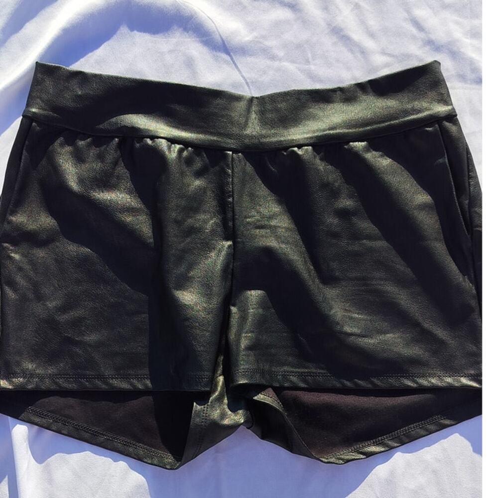 Faux leather pull up/zipclosure short shorts size large